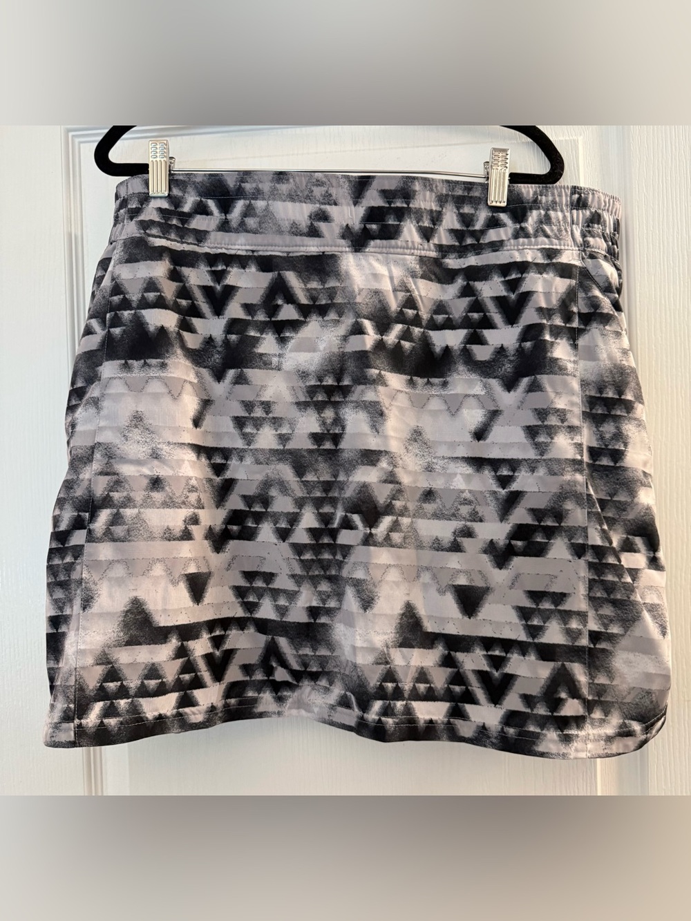 Columbia Men's Black & Gray Geometric Athletic Shorts